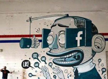 جرافيت يسخر من مهاويس فيس بوك في إيطاليا.. فيديو
