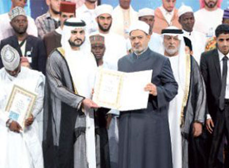 مكتوم بن محمد يكرم شيخ الأزهر بجائزة شخصية العام الإسلامية