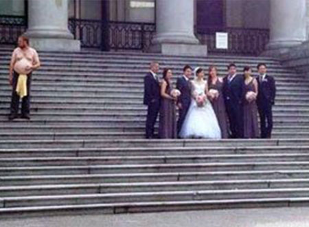 كرش رجل يقتحم صورة زفاف ويجعلها الأطرف فى العالم 