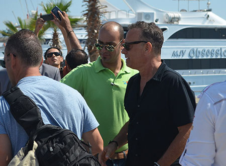 توم هانكس يغادر الغردقة بعد تصوير فيلمه بجزر البحر الأحمر.. صور
