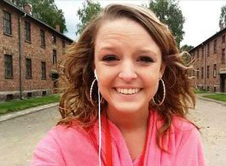 مجنونة سيلفى تقتحم معسكر أوشفيتز من أجل صورة 