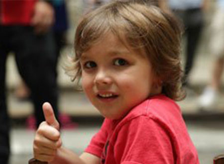 صور.. &laquo;Godzilla&raquo; يحقق حلم طفلة مريضة بالسرطان