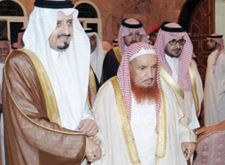 الأمير فيصل بن خالد يعايد عل ىعدد من المشايخ