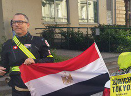 وصول المغامر المصرى شريف لطفى إلى اليابان على متن دراجة نارية