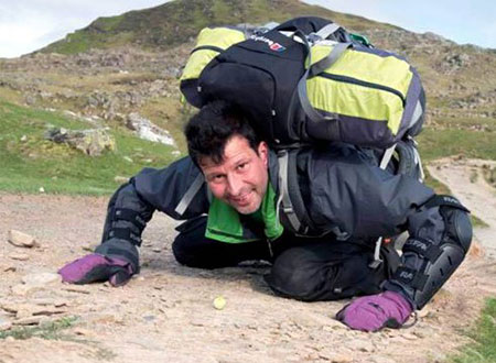 صور.. بريطانى يرفع ليمونة إلى قمة جبل بأنفه لصالح الأعمال الخيرية