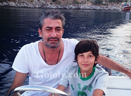 أركان بتككيا بين أحضان زوجته في عرض البحر.. صور