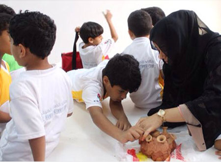 ورشة فنية لملتقى الحمرية الصيفي