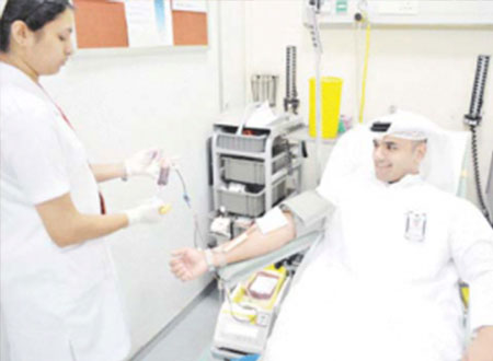 الوطني يطلق حملة للتبرع بالدم بين موظفيه 