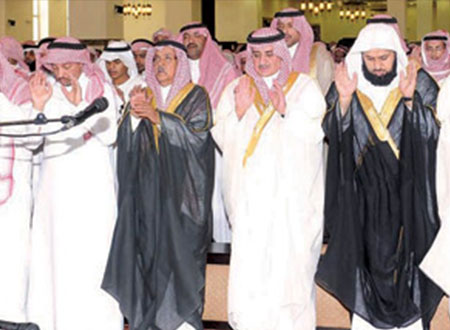 أمير تبوك يؤدي صلاة الميت على الشيخ الأيداء