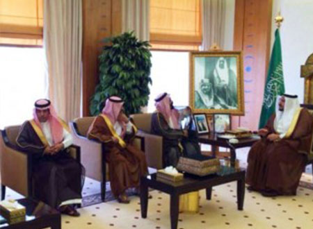 نائب أمير القصيم يعزي ذوي أحد منسوبي الإمارة
