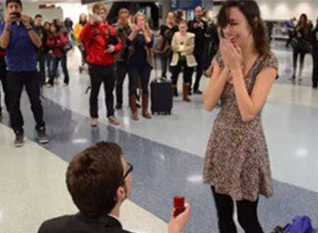 شاب يطلب يد حبيبته في المطار على أنغام فرقة موسيقية