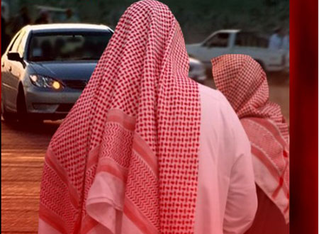 شاب سعودي يبتز آخر بصور عاريه