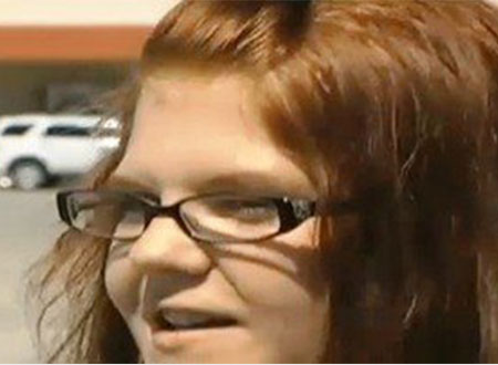 صور.. امرأة تقنع لص بإعادة سيارتها بطريقة ذكية