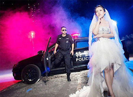 ضابط يلتقط صور زفافه داخل قسم الشرطة.. صور
