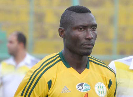 أول مشاهد لجثة لاعب شبيبة القبائل ألبرت ايبوسي في الملعب بـ &laquo;طوبة&raquo; مشجع.. فيديو