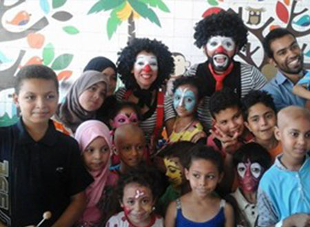 اسمه إيه.. يحارب آلام أطفال السرطان بعروض مايم كوميدية