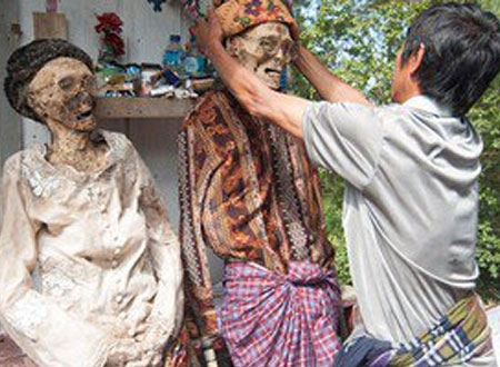 جثث الموتى تملأ الشوارع في مهرجان بإندونيسيا.. صور