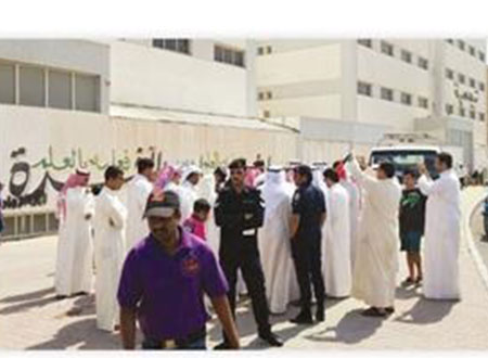 شرطة الجهراء تنجح في فض اعتصام أولياء أمور الطلبة المفصولين   