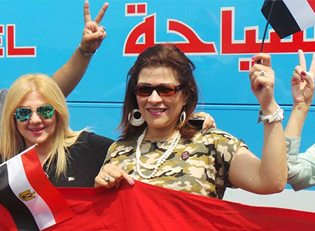 فاطمة ناعوت تزور قناة السويس بـ&laquo;المموه&raquo; وتأكل فطير من يد أحد الفلاحين.. شاهد