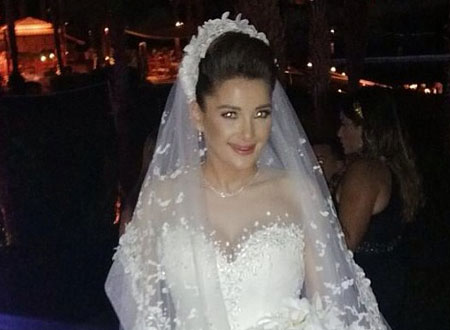 ابنة أصالة تستعرض فستان زفافها بصور جديدة.. شاهد
