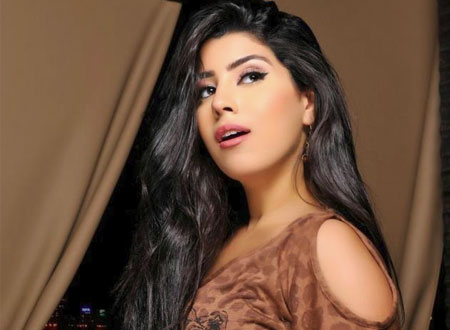 أيتن عامر تُبهر جمهورها بجمال صوتها في الغناء.. فيديو
