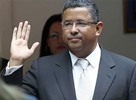 نقل رئيس السلفادور السابق فرانشيسكو فلوريس إلى السجن