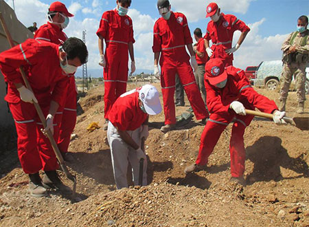 مساعدات انسانية وانتشال للجثث والهياكل العظمية بالهلال الأحمر العربي السوري بحماة