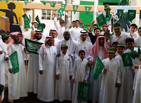 طلاب الامام الغزالي يتوشحون بالأخضر في اليوم الوطني السعودي