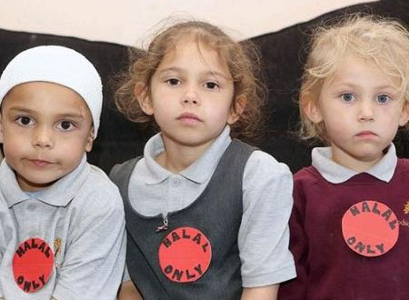 شاهد  كيف تعاملت اسرة بريطانية مسلمة مع عنصرية مدرسة ضد أطفالهم.. صور
