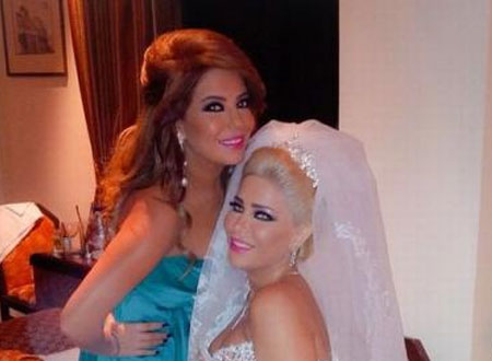 ليليا الأطرش تتألق بفستان فيروزي مبهر في زفاف شقيقتها.. صور