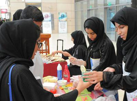 طالبات جامعة زايد يجمعن تبرعات لدعم مشروعات رعاية الأيتام