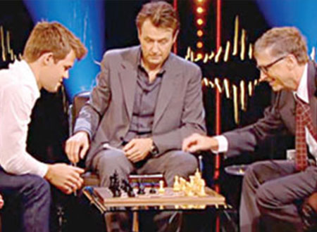 شاهد بالفيديو.. هزيمة قاسية لبيل جيتس أمام بطل الشطرنج في 30 ثانية