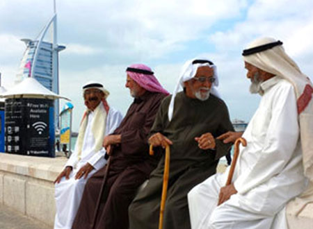 مسنون يزورون مواقع سياحية في دبي
