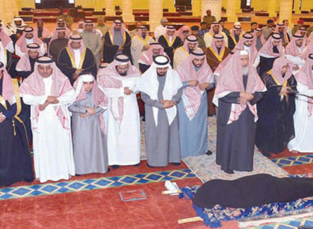 خالد بن بندر يؤدي صلاة الميت على الأميرة حصة بنت عبدالمحسن 
