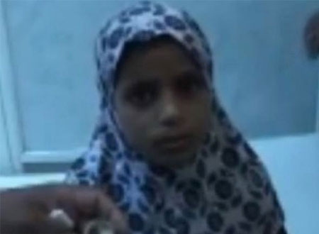 بالفيديو.. فتاة يمنية تبكى أحجارا سوداء بدل الدموع 