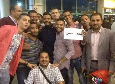 استقبال حافل لمحمد حسن وإيناس عزالدين في المطار.. صور
