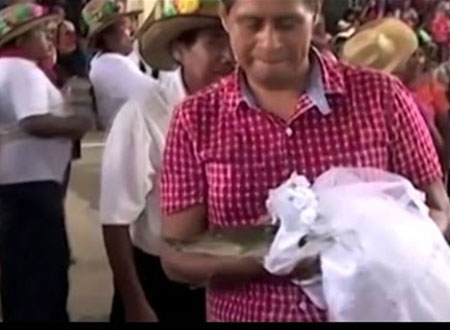 مكسيكي يتزوج أنثى التمساح.. فيديو