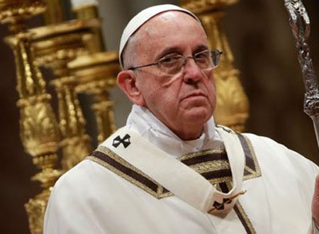 بابا الفاتيكان يعتذر لسيدة بعد أن جذبته بقوة.. فيديو