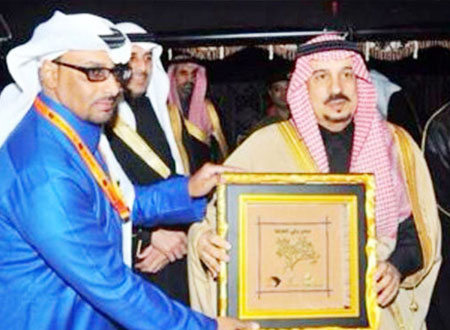 الأمير فيصل بن بندر يكرم القصيم نيوز
