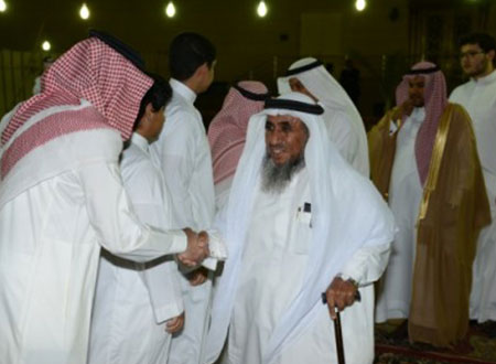 خالد بن سعود يتقبل المواسين في وفاة حرمه بجدة