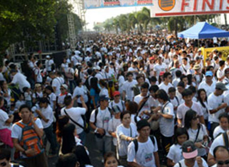 الفلبينيون يدخلون موسوعة جينيس فى الخروج بأكبر حشد خيري