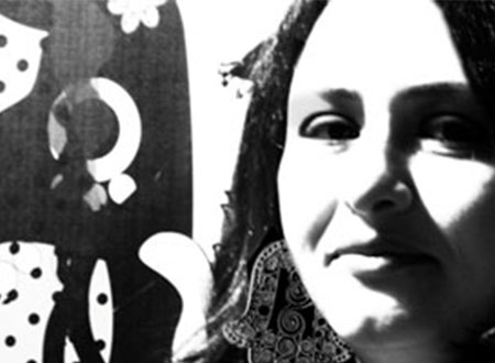 الفنانة التشكيلية&laquo;هنا إبراهيم&raquo; تدرب السيدات على الأشغال اليدوية