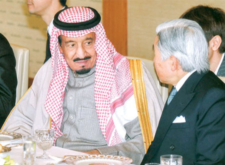 إمبراطور اليابان يقيم حفل غداء تكريماً لولي العهد 