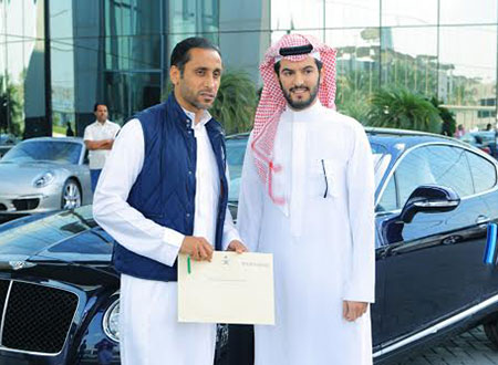 سامي الجابر يتلقى سيارة فارهة هدية.. صور