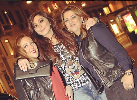 إليسا تعود لطفولتها في شوارع إيطاليا.. صور
