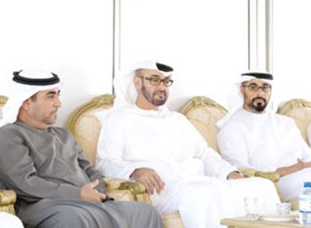 محمد بن زايد يقدم واجب العزاء في وفاة خلفان محمد المزروعي