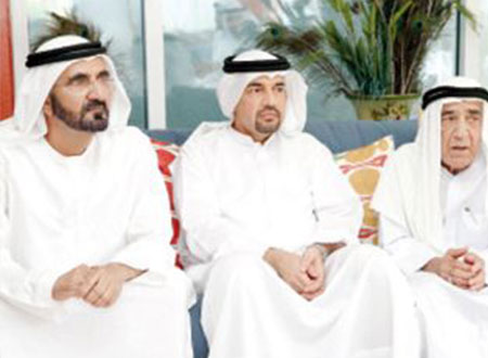 محمد بن راشد يعزي الملا في وفاة زوجته