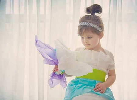 طفلة ووالدتها يصنعان ملابس ورقية تُضاهى التصميمات العالمية.. صور