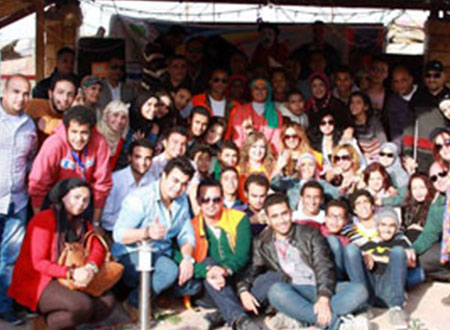 «معانا بكرة أحلى» يرسمون البسمة على وجوه الأيتام والمسنين