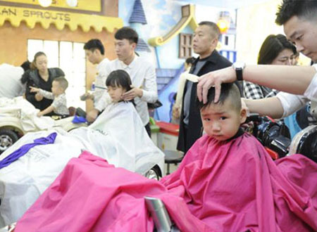 الصينيون يحتفلون بمهرجان قصة التنين.. صور